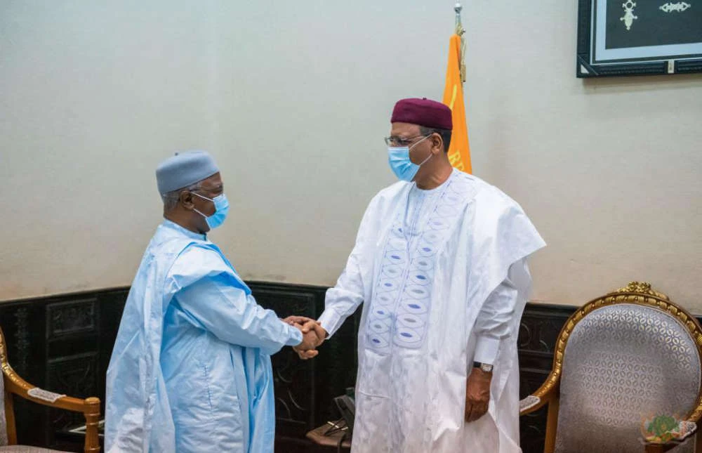 OIC Secretary-General Hussein Ibrahim Taha meets with the President of the Republic of Niger Mohamed Bazoum in Niamey. (Twitter @OIC_OCI)