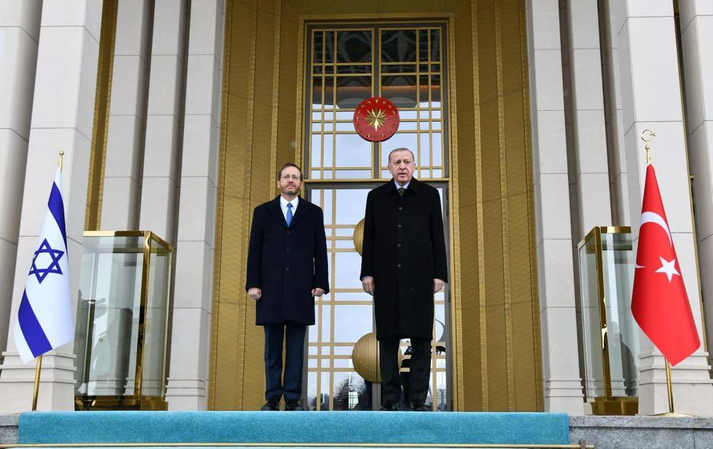Israeli President Isaac Herzog was greeted by President Recep Tayyip Erdogan on arrival in Ankara. (@Isaac_Herzog/ GPO)