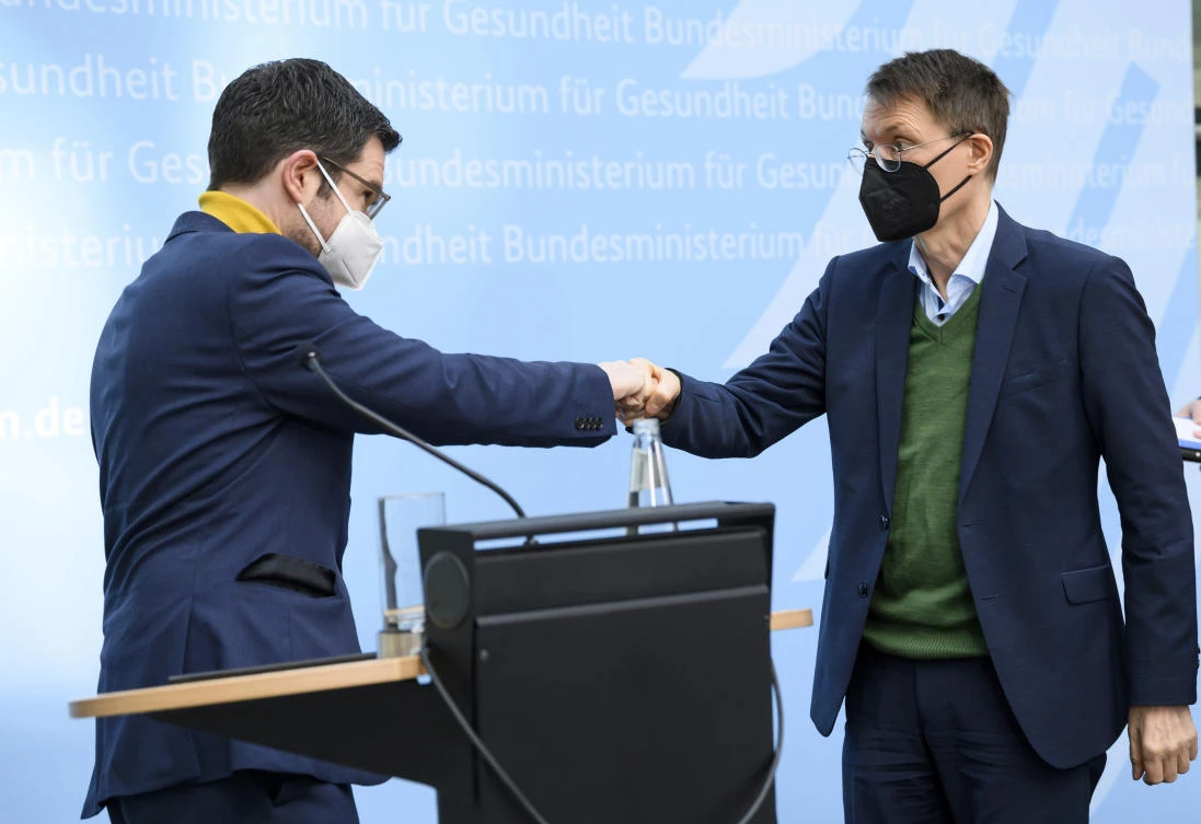 Karl Lauterbach, Federal Minister of Health, and Marco Buschmann, Federal Minister of Justice, say goodbye at the end of a press conference on the amendment to the Infection Protection Act at the Federal Ministry of Health. (AP)