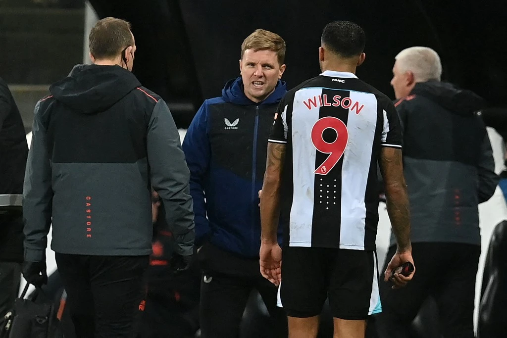 Newcastle United’s English head coach Eddie Howe, second left, speaks with striker Callum Wilson as he leaves the game injured during the English Premier League football on Dec. 27, 2021. (AFP)