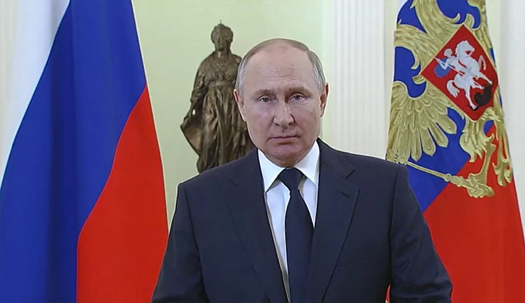 RIYADH: Russia is adhering to its obligations on energy supplies, President Vladimir Putin told a government meeting, after the United States banned Russian oil imports (AFP)