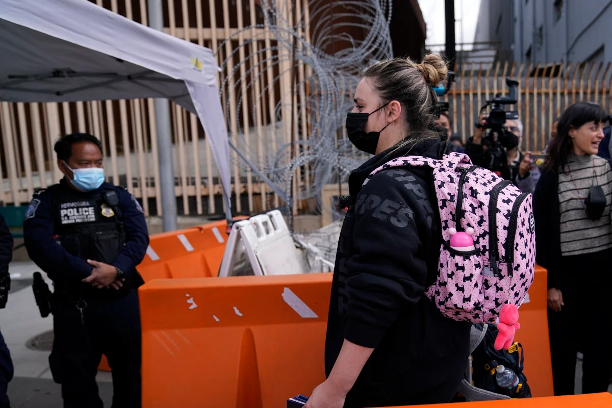 US reverses course, allows Ukrainian family to seek asylum
