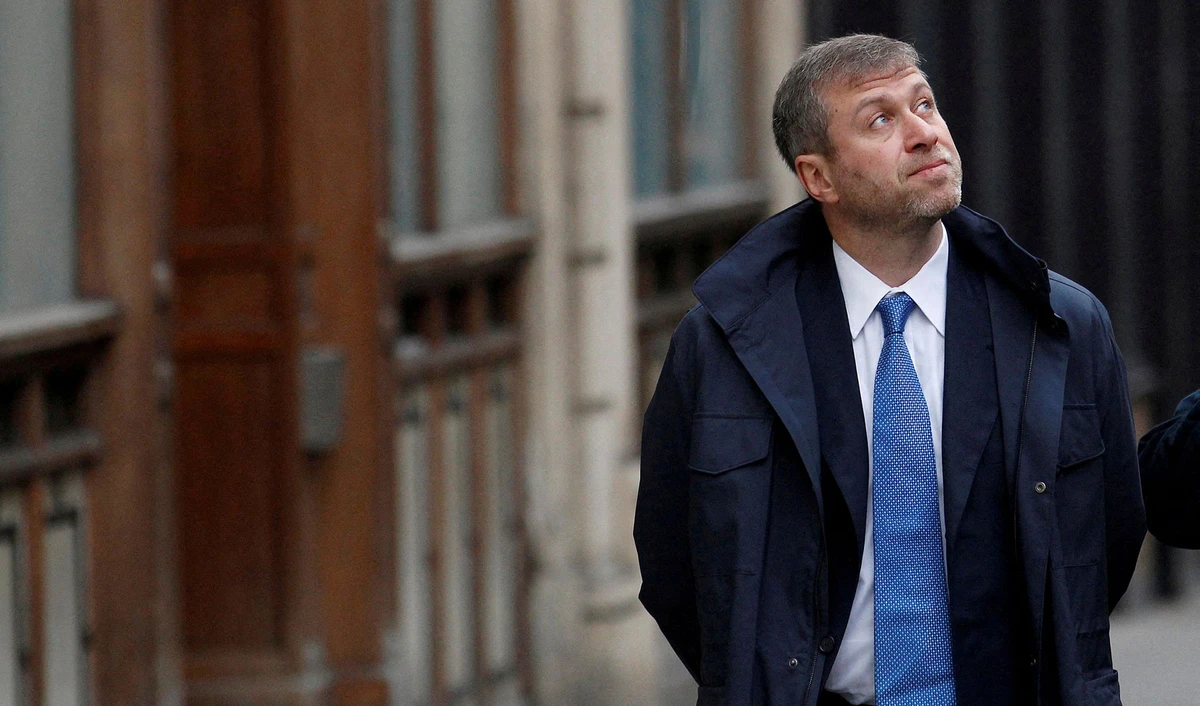 Chelsea Football Club owner Roman Abramovich walks past the High Court in London November 16, 2011. (REUTERS/File)