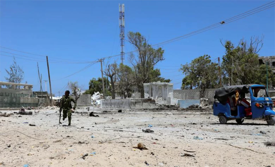 A Somali soldier runs to hold position as Al-Shabab militia storms a government building in Mogadishu, Somalia. (Reuters/File)