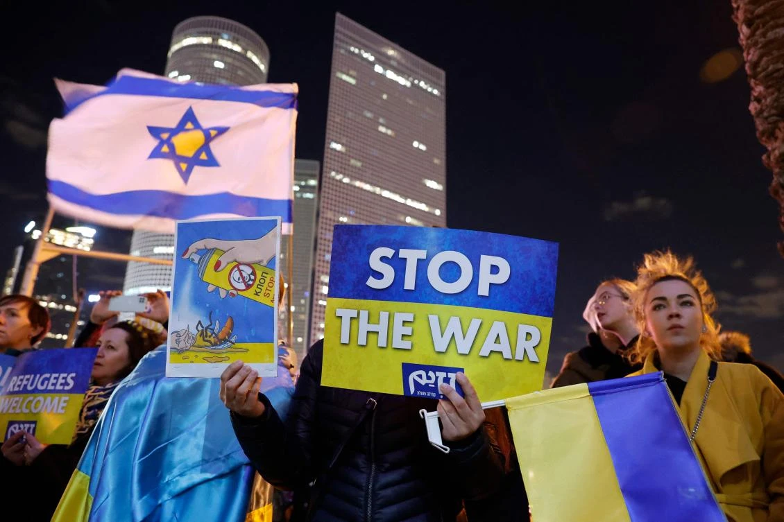 People wave Ukrainian and Israeli flags during a protest against Russia’s military invasion of Ukraine, in Israel’s Mediterranean coastal city of Tel Aviv on Saturday. (AFP)