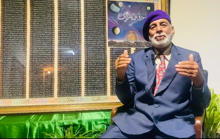 Khan Shahnawaz Malhi speaks to Arab News during the opening of his exhibition of hand-knit Qur'anic verses at the National Museum of Pakistan in Karachi on March 12, 2022. (AN Photo)