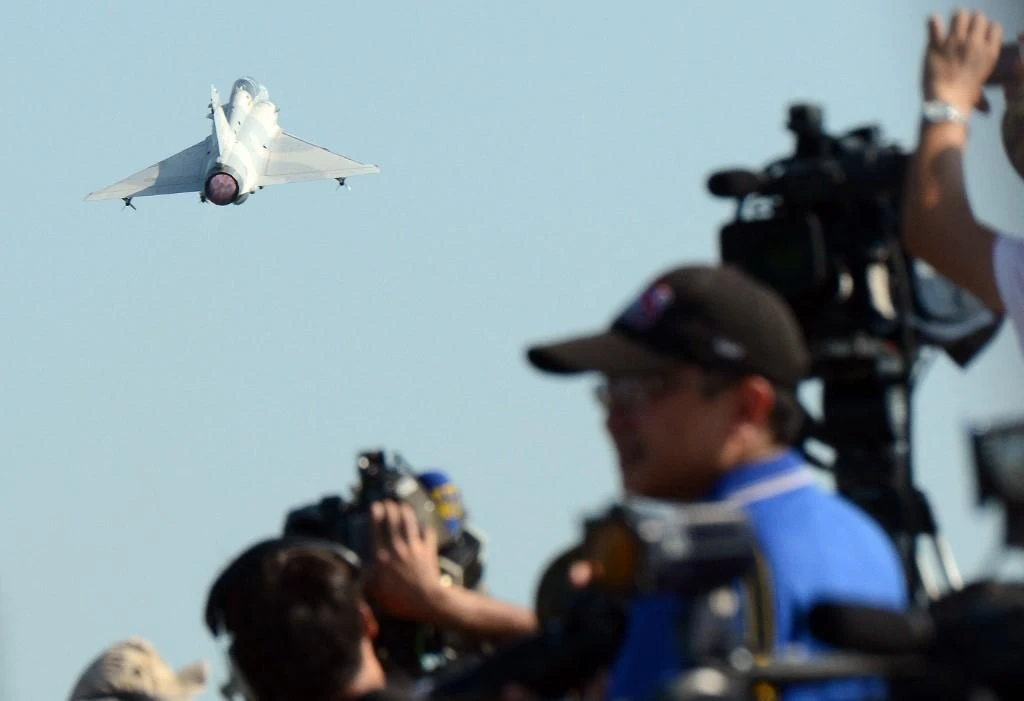 Above, a French-made Mirage 2000 jet fighter takes off from a highway in Taiwan’s southern Chiayi county during the annual Han Kuang drill on Sept. 16, 2014. (AFP)