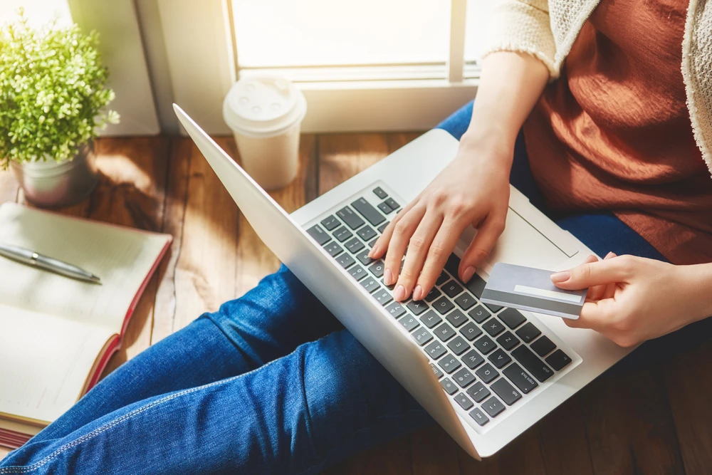 US consumers to spend record $1 trillion online in 2022: report