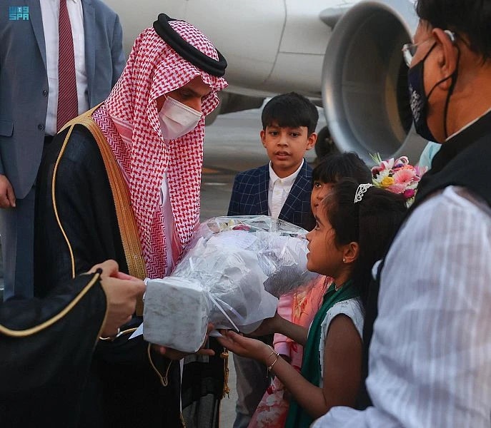 Saudi Arabian Foreign Minister Prince Faisal bin Farhan meets his Bangladesh counterpart, Abul Kalam Abdul Momen. (SPA)