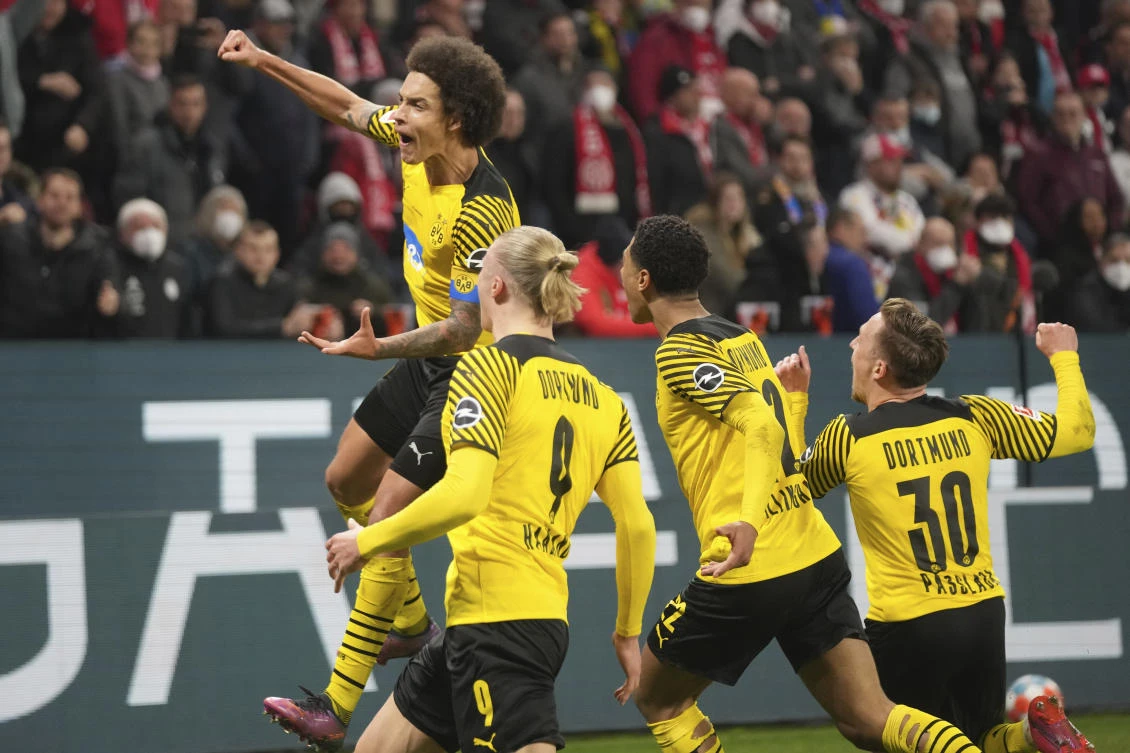 Dortmund’s Axel Witsel celebrates after scoring the opening goal during their Bundesliga match against FSV Mainz 05 at the Mewa Arena in Mainz, on Wednesday. (AP)