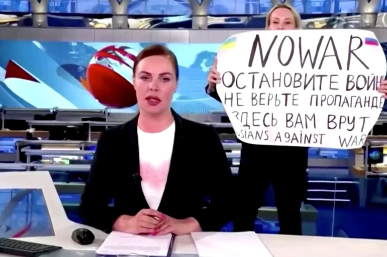 State TV protester tells Russians: open your eyes to Ukraine war propaganda