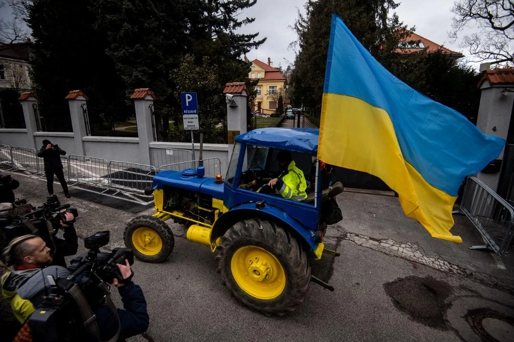 An initial batch of 125 vests and helmets will be distributed in particular to Ukrainian journalists. (File/AFP)