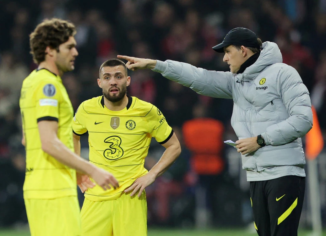 Above, Chelsea manager Thomas Tuchel speaks to Chelsea’s Marcos Alonso and Mateo Kovacic on Mar. 16, 2022. (Reuters)