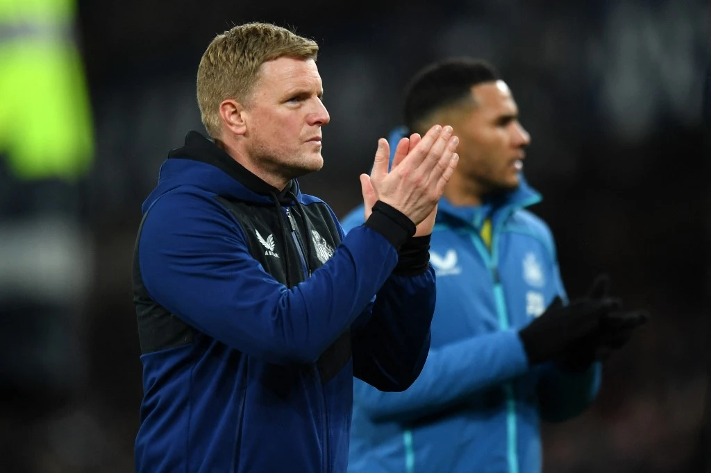 Newcastle United's English head coach Eddie Howe applauds at the end of the English Premier League football match between West Ham and Newcastle United at the London Stadium, in London on February 19, 2022. (File/AFP)