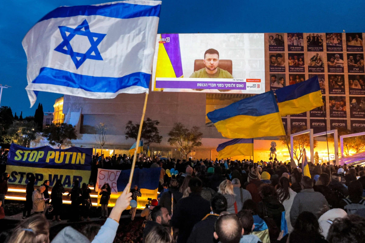 Demonstrators gather at Habima Square in the center of Israel's coastal city of Tel Aviv on March 20, 2022 to attend a televised video address by Ukraine's President Volodymyr Zelensky. (AFP)