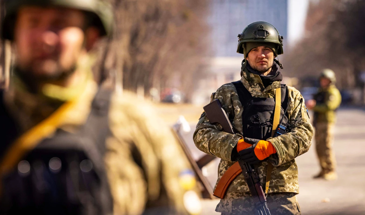 Ukrainian servicemen stand guard at a military check point in Kyiv on March 21, 2022. (AFP)