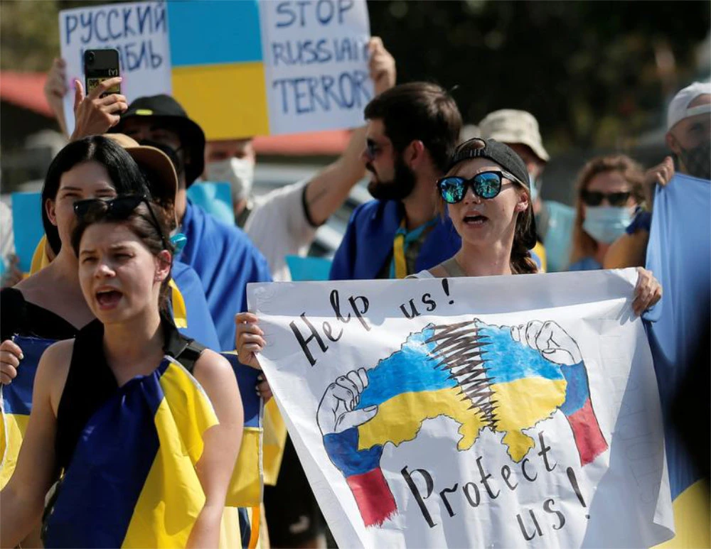 Ukrainian tourists shout slogans in front of the Russian embassy during a protest against the Russian invasion of Ukraine in Colombo on Feb. 28. (Reuters)