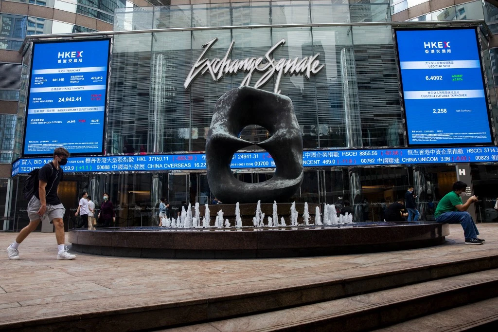 Markets Update — Gold flat, wheat and corn slid, Hong Kong trading slows down