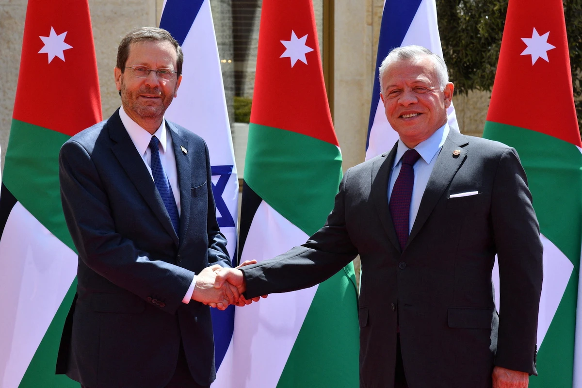 Israeli President Isaac Herzog shakes hands with Jordan's King Abdullah II during a diplomatic visit to Amman, Jordan March 30, 2022. (Reuters)