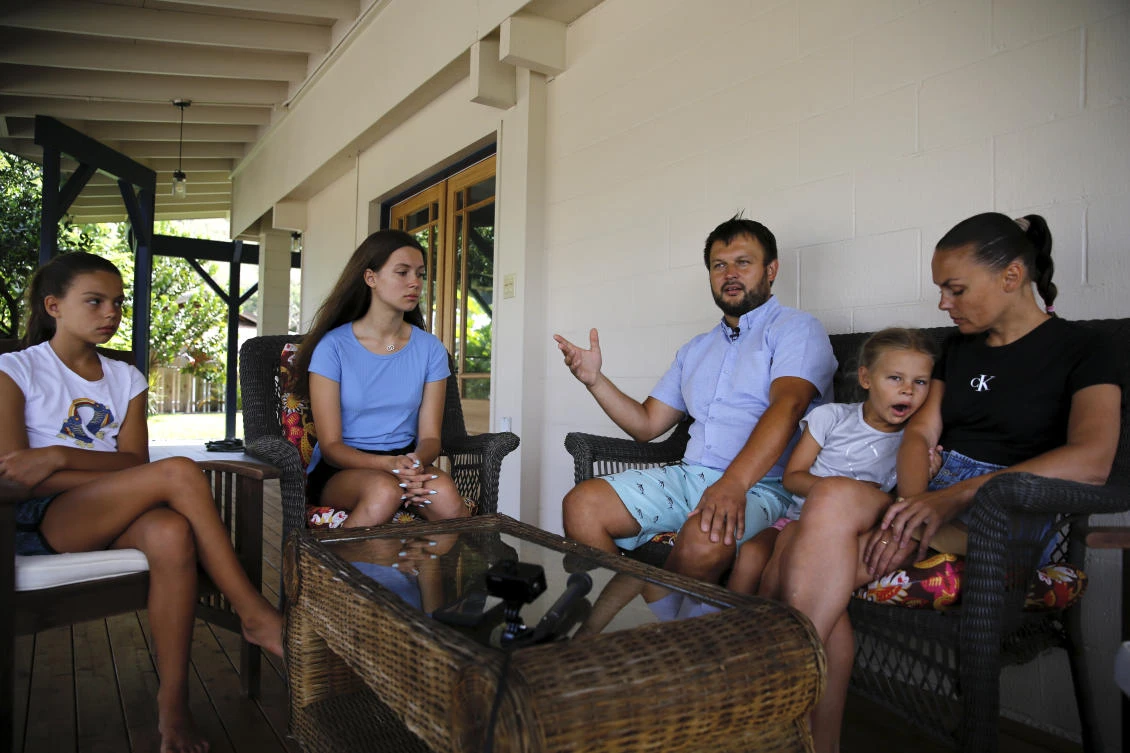 Ukrainians stranded in Hawaii get help from canoe paddlers