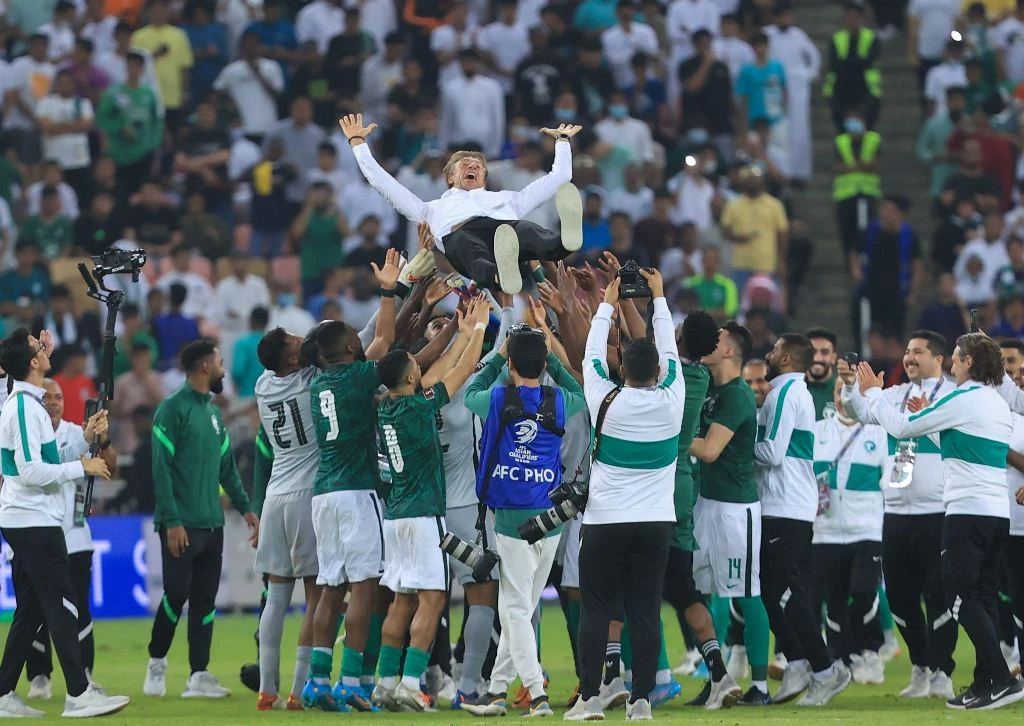 Saudi Arabia’s French coach Herve Renard is carried by team players in celebration at the end of the 2022 Qatar World Cup Asian Qualifiers match against Australia, at Jeddah’s King Abdullah Sport City Stadium, on Tuesday. (AFP)