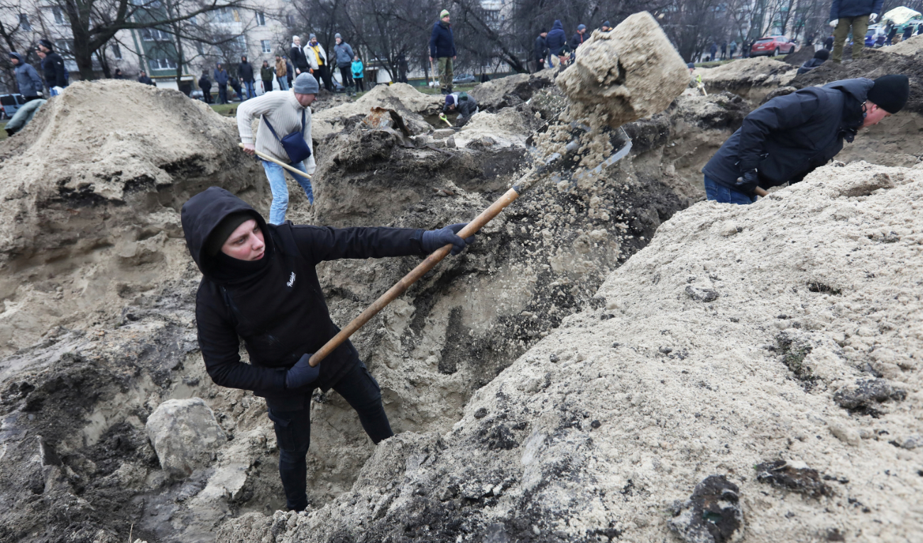 Volunteers dig trenches, as Russia's invasion of Ukraine continues, in Kyiv, Ukraine March 3, 2022. (Reuters)