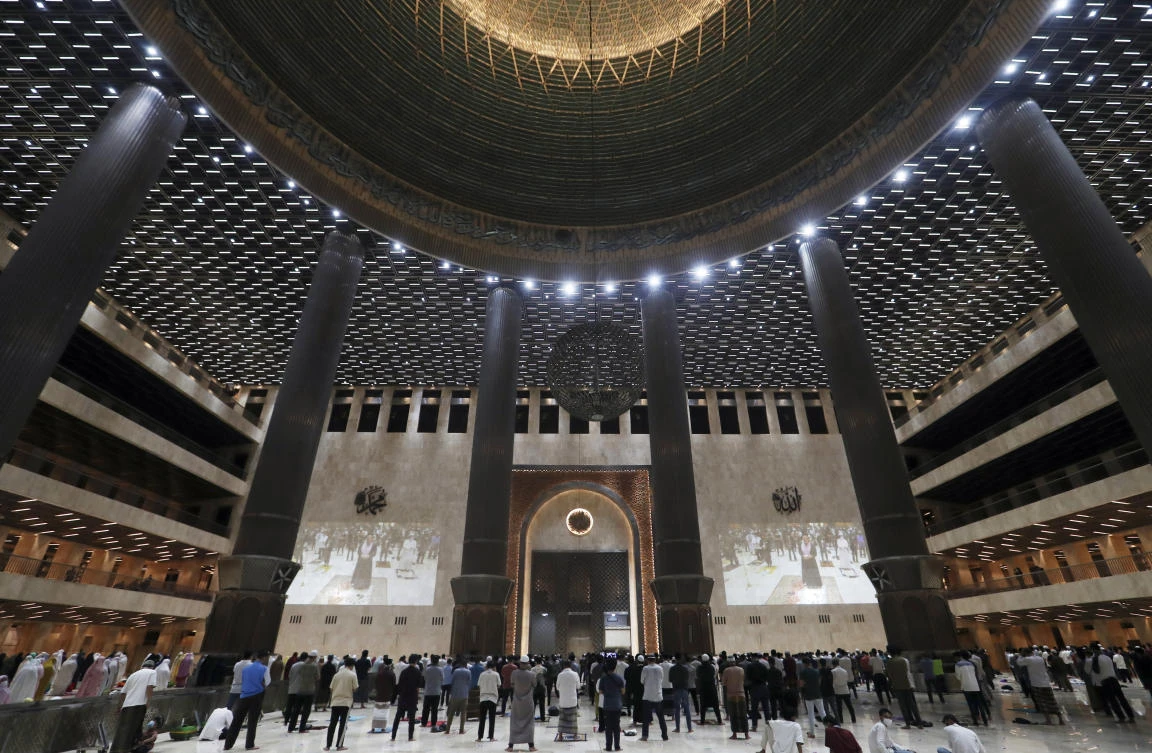 Worshippers in Indonesian mosques are no longer required to maintain physical distancing introduced during the pandemic, meaning more can attend the mosque. (AP)