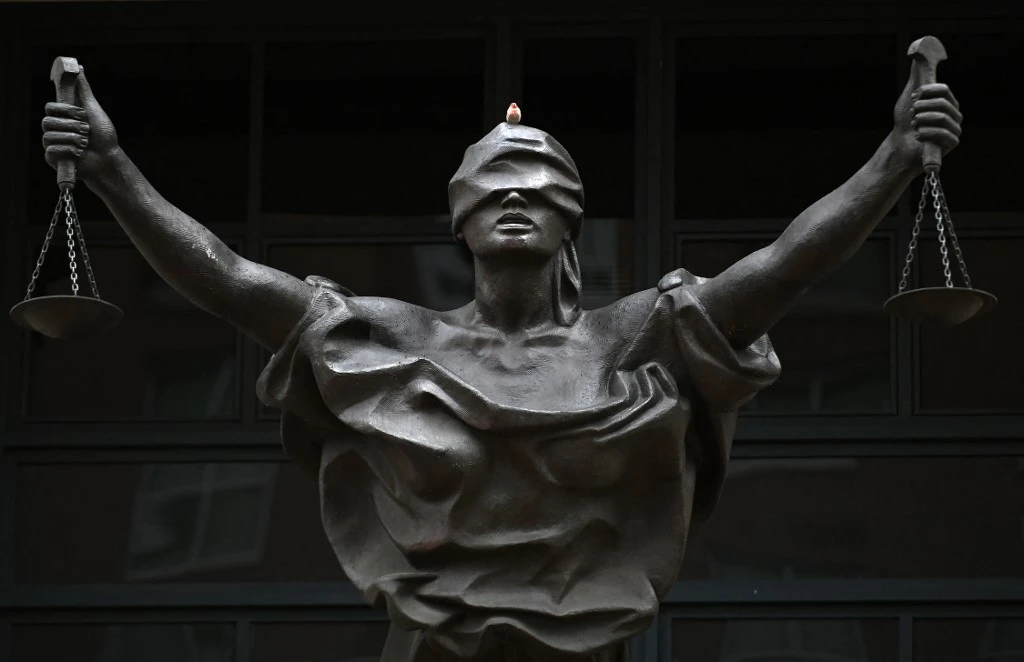 A statue outside the Alexandria federal court house during the trial of Daesh member El Shafee Elsheikh, the "Beatle", in Alexandria, Virginia, on March 30, 2022. (File/AFP)