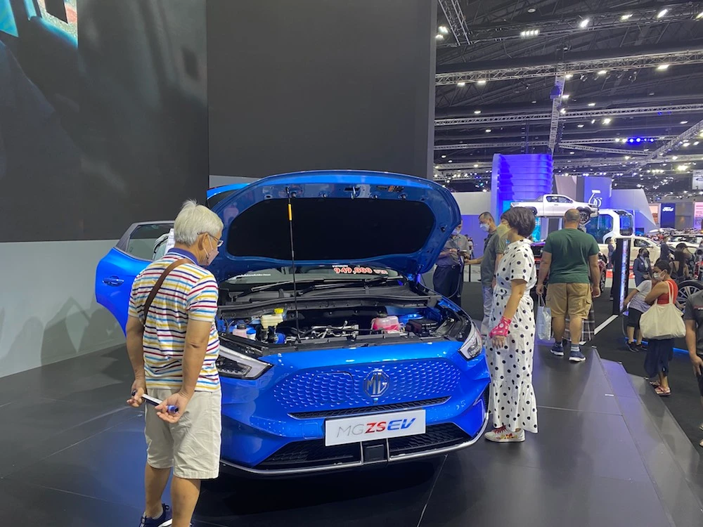 Visitors eye an electric car model from MG Motor at the Bangkok International Motor Show on April 2. (AN Photo/Asia Bureau)