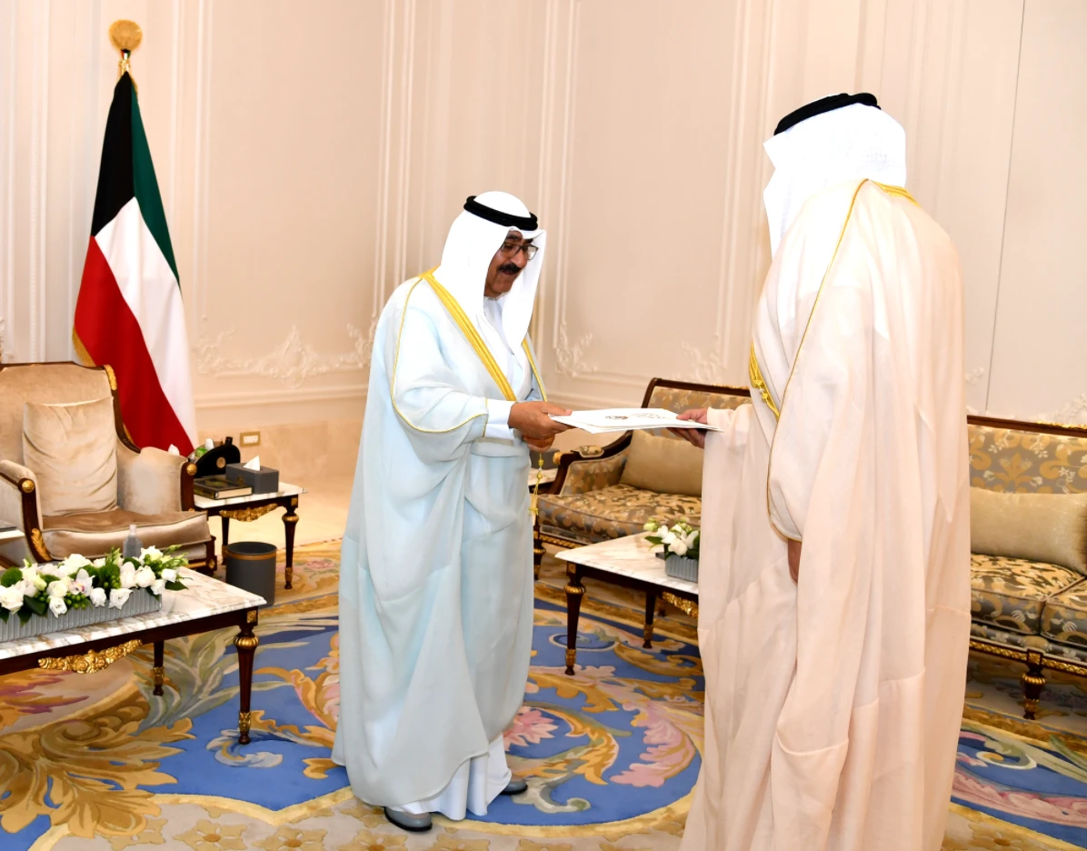 Crown Prince of Kuwait Sheikh Mishal Al-Ahmad Al-Jaber Al-Sabah received the government’s letter of resignation at Bayan Palace. (Kuna)