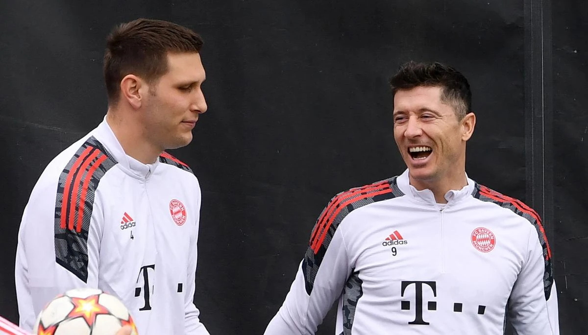 Bayern Munich’s Polish forward Robert Lewandowski and German defender Niklas Suele during a training session in Munich on Tuesday, on the eve of their UEFA Champions League match against FC Villarreal in Spain. (AFP)