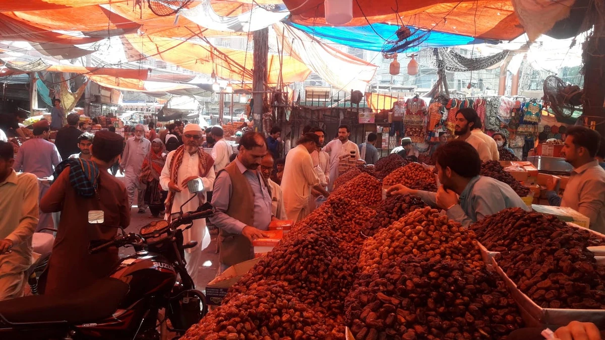 People buy dates at the century old Khajoor Market in Karachi, Pakistan on March 17, 2022, ahead of Ramadan. (AN photo)