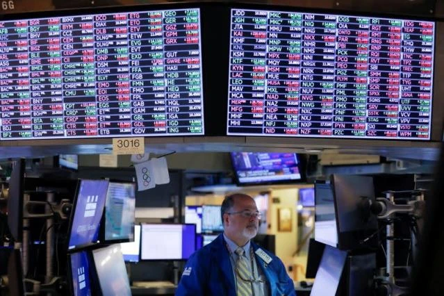 Global bonds slump to a discount for first time since 2008