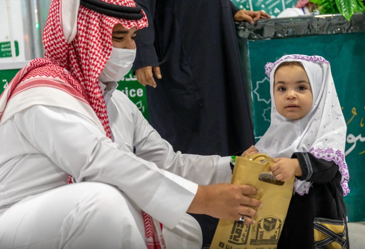 A young girl receives gifts during the launch of the iftar initiative for children at the Grand Mosque in Makkah. (@ReasahAlharmain)