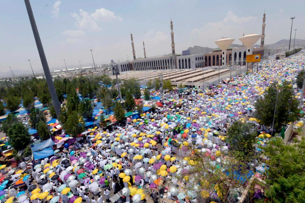 Muslim pilgrims pray outside the Namirah mosquee at Mount Arafat southeast of the Saudi holy city of Makkah. (AFP file photo)