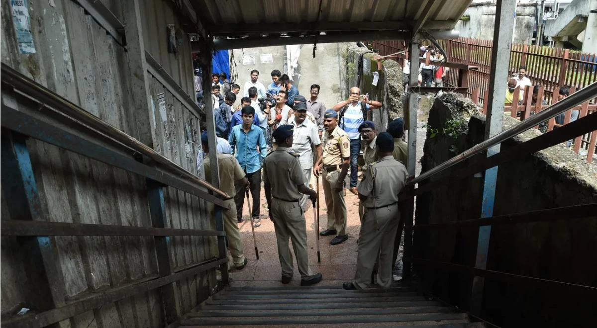 Thieves steal 60-foot iron bridge in India