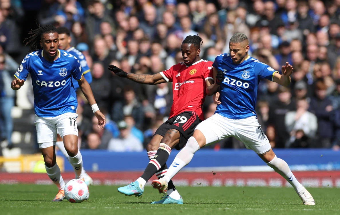 Manchester United’s Aaron Wan-Bissaka in action with Everton’s Richarlison and Alex Iwobi Soccer during their Premier League match at Goodison Park, Liverpool on Saturday. (Reuters)