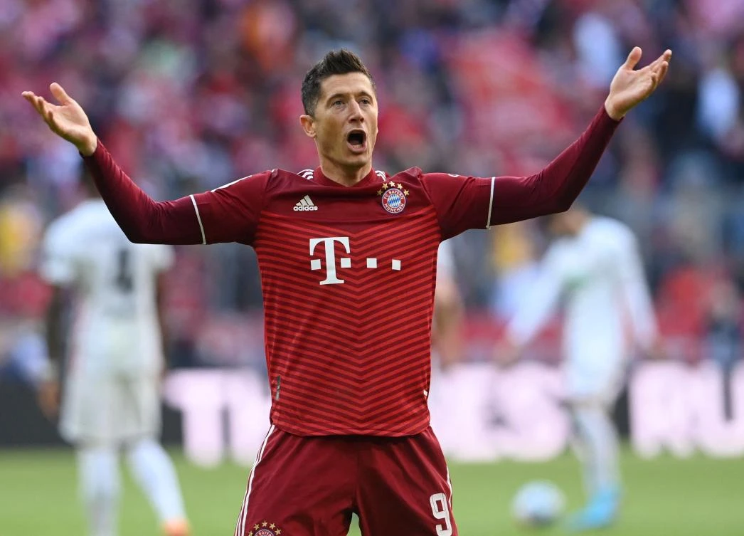 Bayern Munich’s Polish forward Robert Lewandowski reacts after scoring a penalty during their Bundesliga match against FC Augsburg in Munich on Saturday. Bayern Munich won 1-0. (AFP)