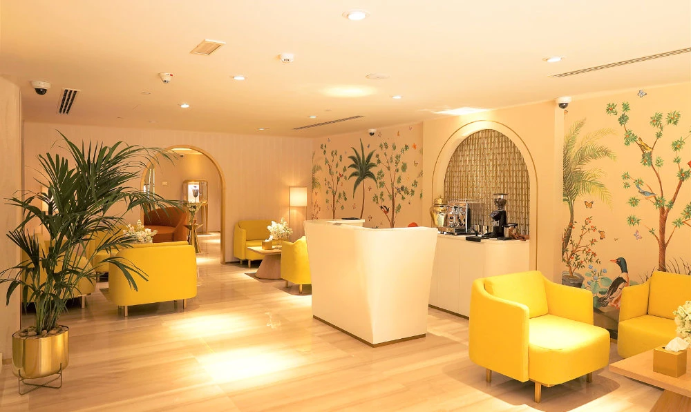Sand, beige and gold hues dominate the natural color palette of the new Damas boutique in Olaya Tower, Riyadh. The store offers a luxurious and welcoming experience to visitors.