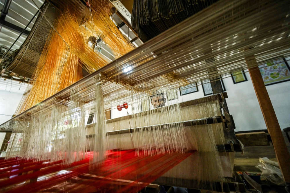 Indian sari weavers toil to keep tradition alive