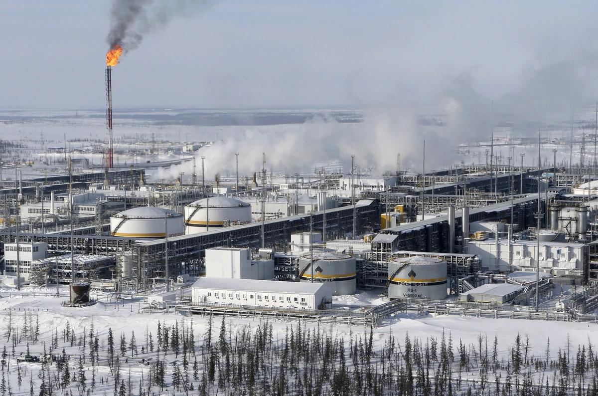 EU mulls oil embargo on Russia, say ministers