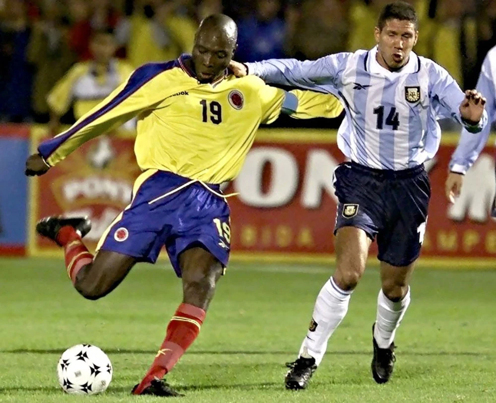 In this file photo taken on June 29, 2000 , Colombia's Freddy Rincon, left, is challenged by Argentina's Diego Simeone during their South American qualification football match for the FIFA World Cup Korea/Japan 2002 in Bogota. (AFP)