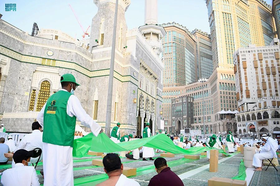 Workers at the Grand Mosque in Makkah prepare iftar spreads for visitors before sunset. (SPA)