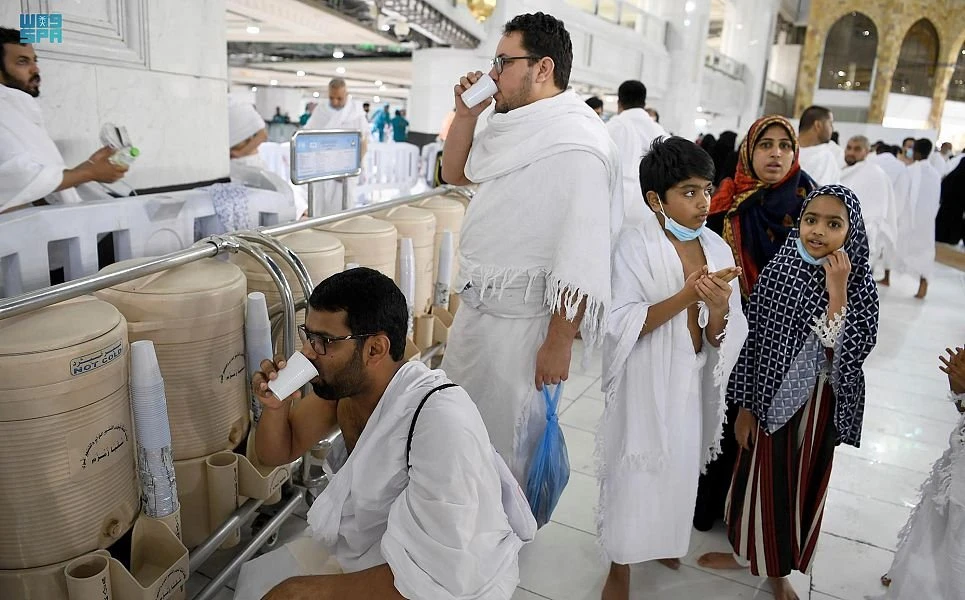 8 million liters of Zamzam distributed to visitors at Grand Mosque during first third of Ramadan