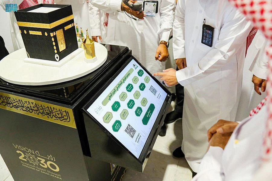 Sheikh Abdulrahman Al-Sudais inaugurates the introductory design for the landmarks of the Grand Mosque in Makkah on Monday. (SPA)