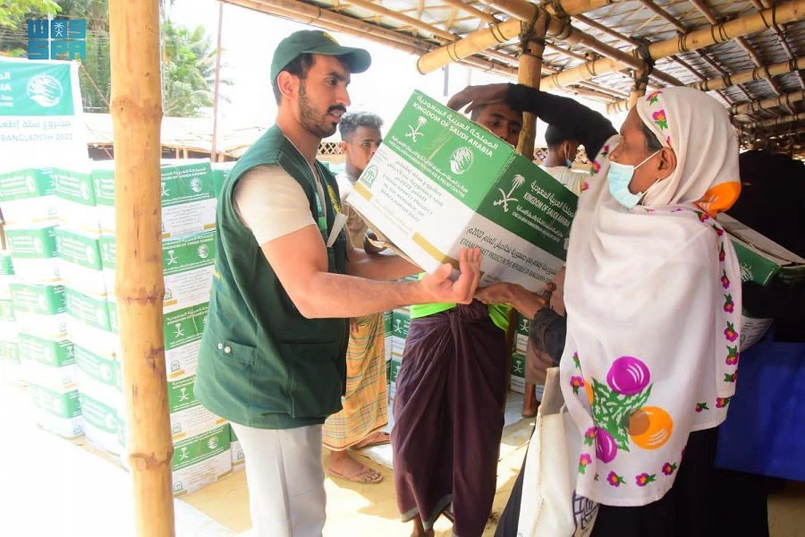 Saudi Arabia’s King Salman Humanitarian Aid and Relief Center (KSrelief) has distributed 2,600 Ramadan food baskets at the camps of Rohingya refugees. (SPA)