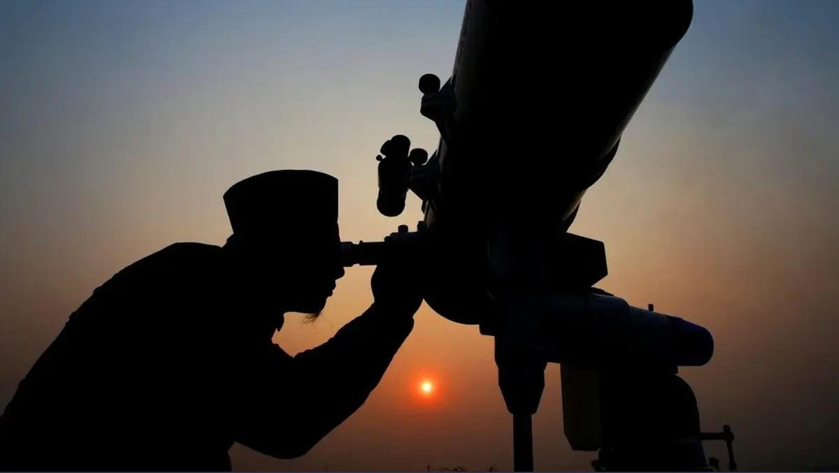 An official looks through a telescope for the sighting of the new moon for the start of the Muslim fasting month of Ramadan at a religious boarding school in Jakarta. (File photo: Reuters)