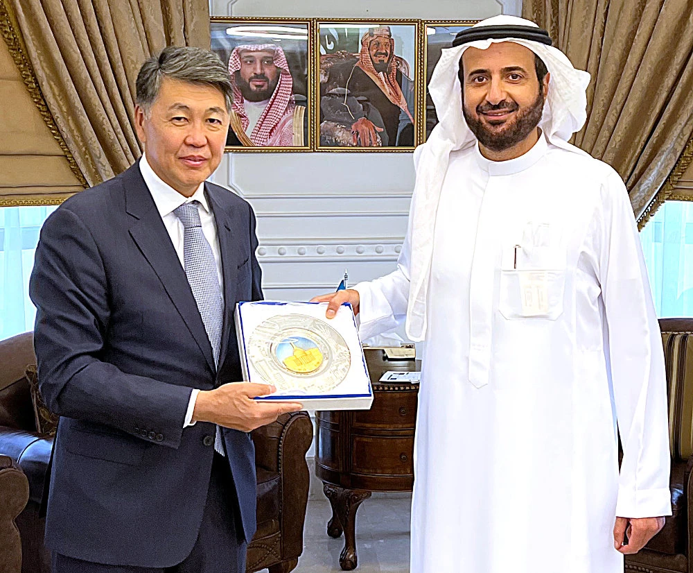 Kazakhstan Ambassador to Saudi Arabia Berik Aryn meets the Kingdom’s minister of Hajj and Umrah, Dr. Tawfiq Al-Rabiah, in Riyadh. (Supplied)