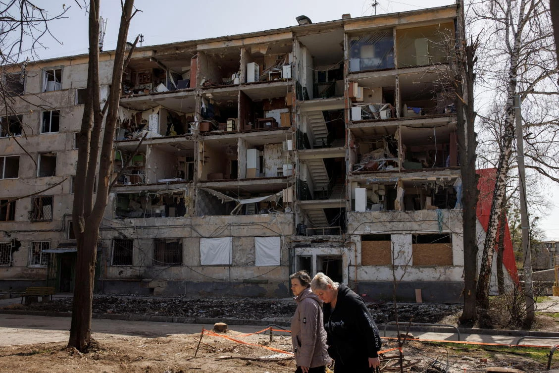 Recaptured Ukrainian village left with wrecked tanks, bodies and questions