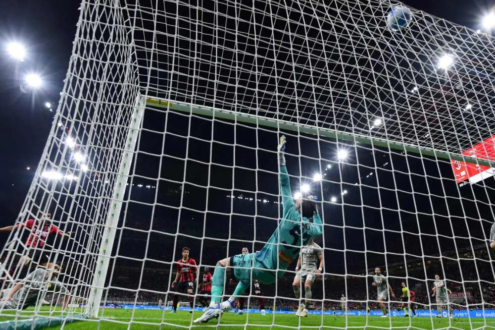 Milan beat Genoa to maintain 2-point lead after Inter win